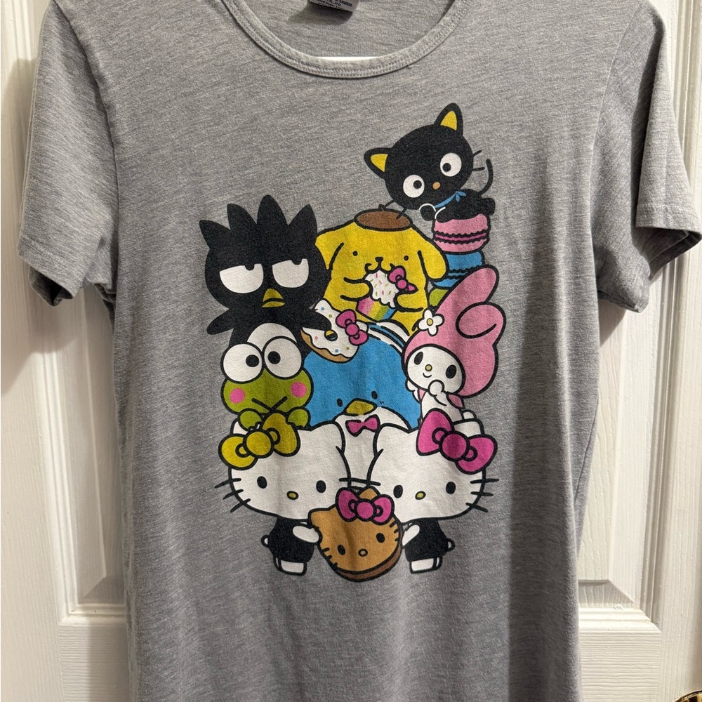 Hello Kitty Gray T-Shirt size small preowned